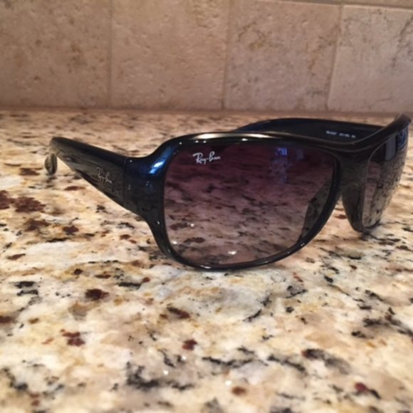 Black Ray-Ban Sunglasses w/ Case